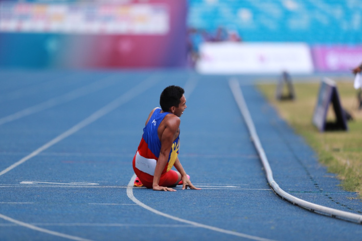 Edwin bị đau nhưng quyết không bỏ cuộc