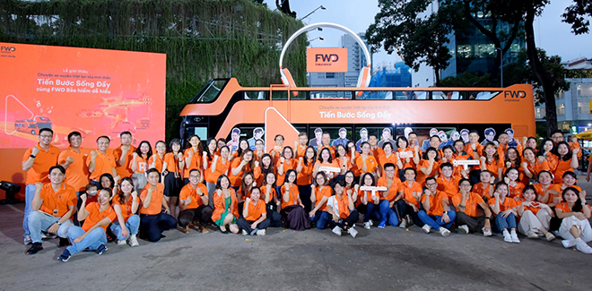 Chuyến xe xuyên Việt lăn bánh lan tỏa tinh thần “Tiến bước sống đầy” đến khắp người dân.