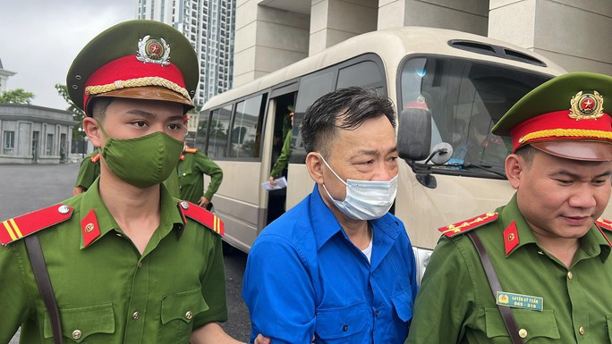 Cựu chủ tịch UBND tỉnh Bình Thuận Nguyễn Ngọc Hai tới tòa