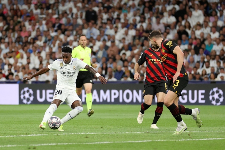 Real không bị cuốn vào lối chơi của Man City, thậm chí từ&nbsp;pha phản công ở phút 36, Vinicius dứt điểm trái phá ngoài vòng cấm địa mở tỷ số cho đội chủ nhà