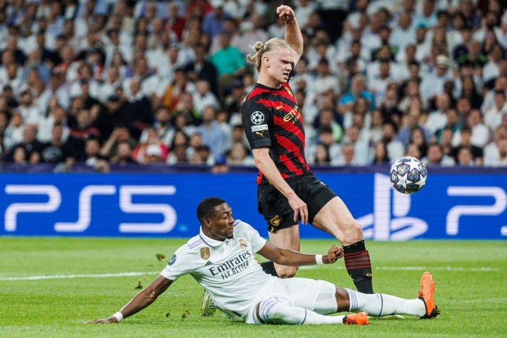 Ngôi sao được kỳ vọng nhất của Man City, Erling Haaland gần như "mất hút" vì bị theo kèm quá chặt