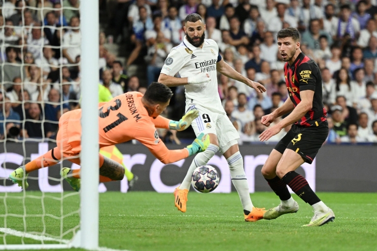 Những phút tiếp theo, thủ môn Courtois và Ederson&nbsp;hoạt động hết công suất để giải nguy cho khung thành đội nhà. Karim Benzema bỏ lỡ 2 cơ&nbsp;hội ngon ăn giúp Real nhân đôi cách biệt