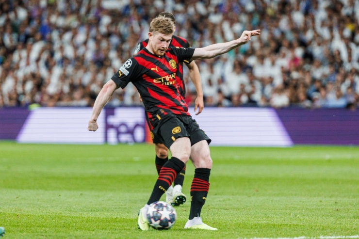 Haaland không tỏa sáng nhưng Man City. đã có Kevin De Bruyne. Phút 67, siêu sao người Bỉ sút xa đẳng cấp tung lưới Real khiến đồng hương Courtois bó tay