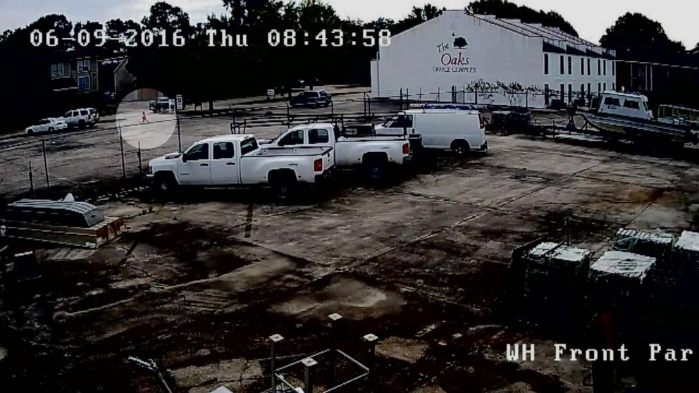 Bãi đậu xe nơi chiếc ô tô và con gái của nạn nhân bị bỏ lại