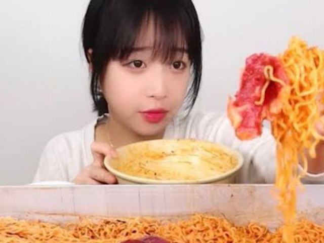 Thế giới - Trong 15 phút cô gái kiếm hơn 1,7 tỷ đồng chỉ nhờ vào việc ăn uống