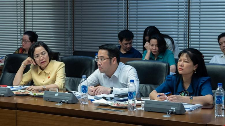 Trưởng ban Công tác đại biểu Nguyễn Thị Thanh (ngoài cùng bên trái) tại phiên họp thẩm tra sơ bộ dự thảo. Ảnh: PHẠM THẮNG
