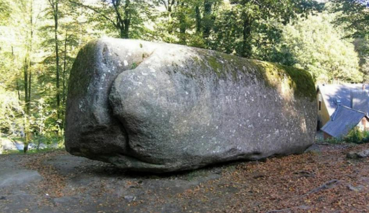 Vốn là một khối đá hình chữ nhật, kết cấu bằng đá granit, dài tới 7 mét, nặng 137 tấn.