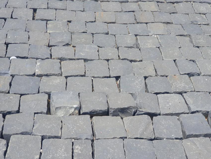 Đá lát khuôn viên Trung tâm Khám phá khoa học bị hư, lởm chởm. Ảnh QN