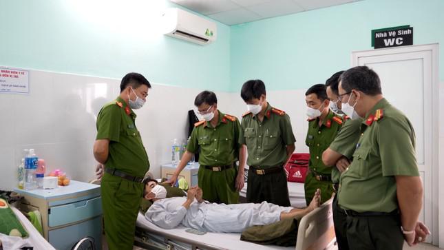 Hạ sĩ Điệp đang điều trị tại bệnh viện do vết thương bị đạn bắn
