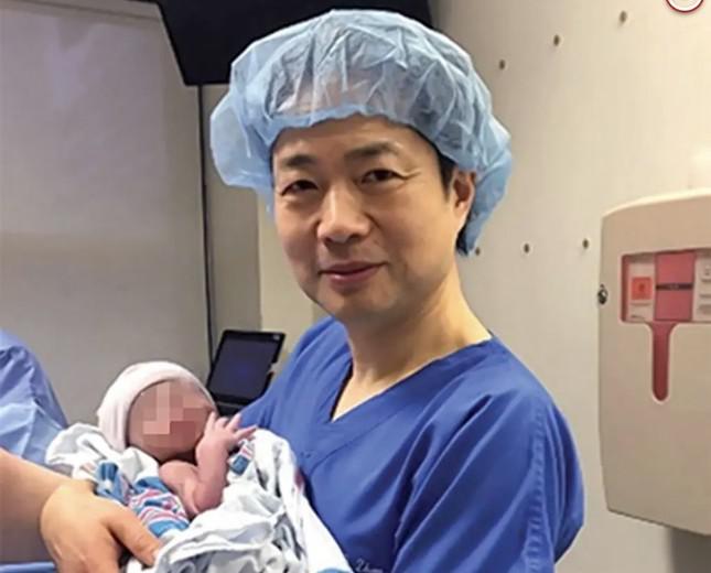 TS John Zhang bế em bé đầu tiên ra đời bằng phương pháp dùng ADN của ba người ở Mexico năm 2016. (Ảnh: NY Post)