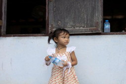 “Phép màu” giúp em bé duy nhất bình yên vô sự sau vụ xả súng ở nhà trẻ Thái Lan