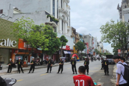 Hàng chục cảnh sát xuất hiện trước nhà trùm giang hồ Tuấn ”thần đèn” ở Thanh Hóa