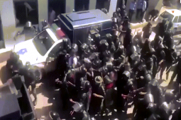 Video: Hàng chục cảnh sát bủa vây, bắt giữ cựu Thủ tướng Pakistan