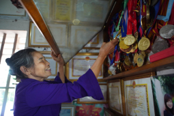 Ngôi nhà “ngập” huy chương của ”siêu nhân đường chạy” Nguyễn Thị Oanh