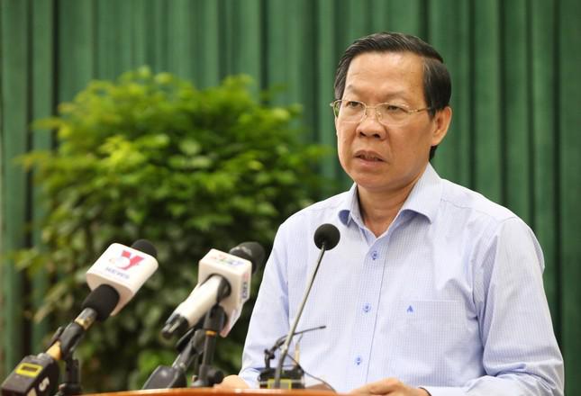 Chủ tịch UBND TPHCM Phan Văn Mãi trao đổi về vấn đề được Bộ trưởng KH&amp;ĐT nêu ra mới đây. Ảnh: Ngô Tùng