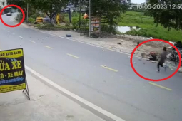Clip: Lái ô tô tông người phụ nữ nằm gục rồi chạy “mất hút”, tài xế gây phẫn nộ