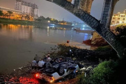 Xe bán tải húc tung lan can cầu rơi xuống sông, 2 người tử vong