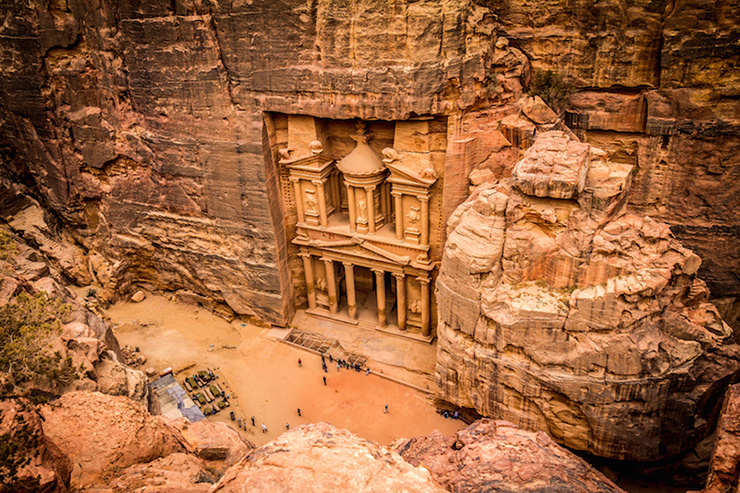 Thành phố hoa hồng Petra là một thị trấn sa mạc cổ xưa được những người du mục chạm khắc từ những vách đá sa thạch màu hồng từ hàng nghìn năm trước. Nằm ở Jordan, giữa Biển Đỏ và Biển Chết, thật khó để tin rằng thành phố này từng tràn ngập những khu vườn xanh tươi, ngôi nhà nguy nga và nhiều khu chợ nhộn nhịp.

