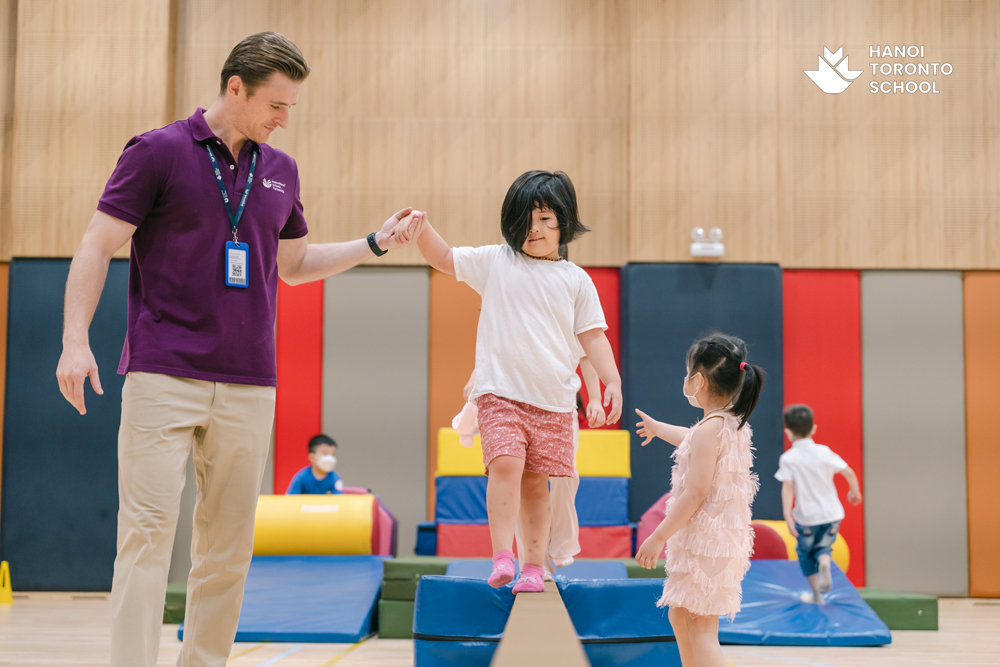 Trường có cơ sở vật chất vô cùng hiện đại đạt chuẩn Quốc tế như phòng STEM công nghệ cao, phòng Nghiên cứu khoa học, phòng Thể dục, thư viện và khu vui chơi rộng rãi,...