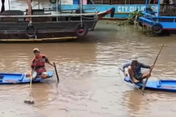 Tin tức trong ngày - Xôn xao clip nhà sư thả cá phóng sinh bị nhóm thanh niên chích điện bắt hết