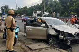 Tin tức trong ngày - Ô tô lao lên vỉa hè tông trúng 2 nhân viên cây xanh ở TP HCM