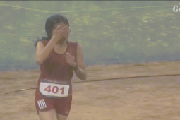 Thế giới - VIDEO: Ông Hun Sen thưởng 10.000 USD cho vận động viên chạy về đích trong mưa lớn