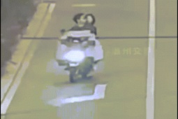 Phi thường - kỳ quặc - Vừa lái xe máy vừa hôn nhau, cặp trai gái bị ô tô "hôn" trúng giữa ngã tư