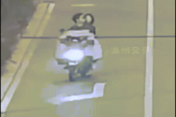 Phi thường - kỳ quặc - Vừa lái xe máy vừa hôn nhau, cặp trai gái bị ô tô "hôn" trúng giữa ngã tư