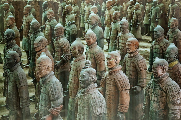 Đội quân đất nung gồm hàng nghìn binh lính và ngựa có kích thước thật, nằm ở Tây An, Trung Quốc, gần lăng mộ Tần Thủy Hoàng có niên đại từ thế kỷ thứ 3 trước Công nguyên. Chúng được phát hiện một cách tình cờ vào những năm 1970 khi người dân địa phương đang đào giếng.
