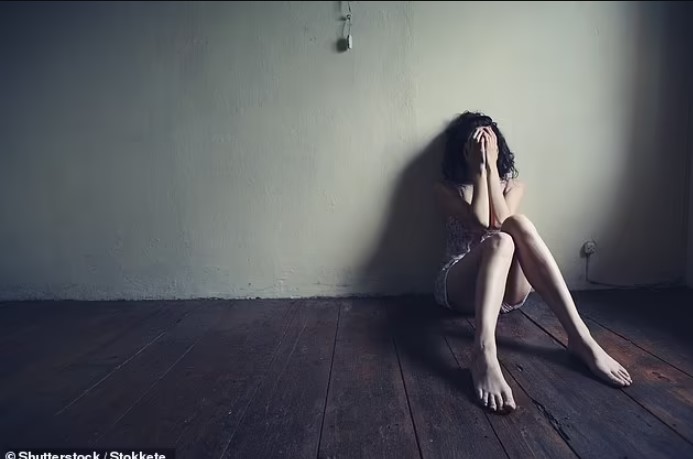 Cô gái bị bạn cùng nhà cưỡng hiếp sau khi uống rượu có thuốc an thần. Ảnh minh họa: Shutterstock