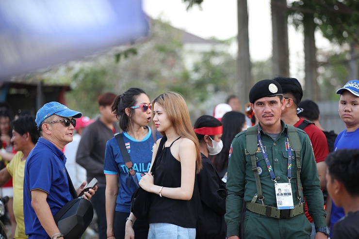 Dàn fan nữ U22 Việt Nam - Thái Lan khoe sắc ở trận đại chiến SEA Games - 6