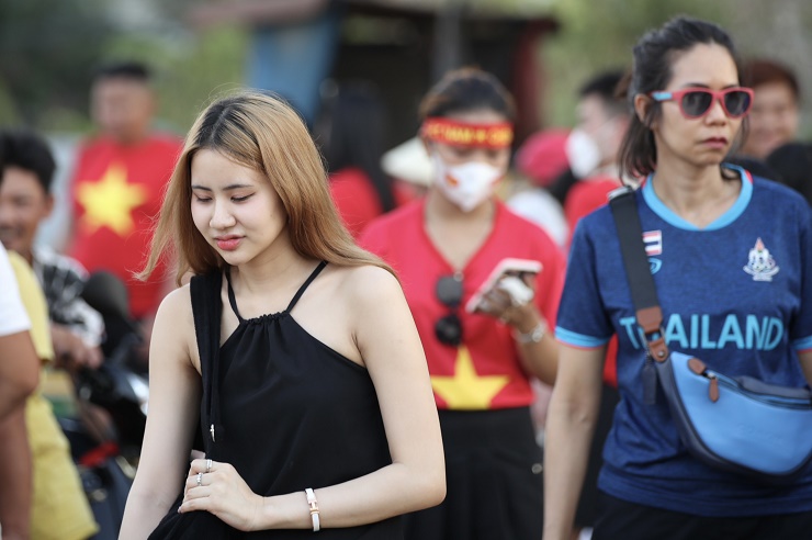 Dàn fan nữ U22 Việt Nam - Thái Lan khoe sắc ở trận đại chiến SEA Games - 5