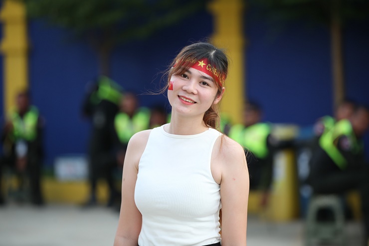 Dàn fan nữ U22 Việt Nam - Thái Lan khoe sắc ở trận đại chiến SEA Games - 2