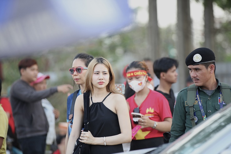 Dàn fan nữ U22 Việt Nam - Thái Lan khoe sắc ở trận đại chiến SEA Games - 4