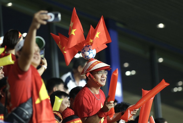 Dàn fan nữ U22 Việt Nam - Thái Lan khoe sắc ở trận đại chiến SEA Games - 12