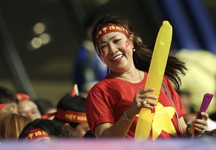 Dàn fan nữ U22 Việt Nam - Thái Lan khoe sắc ở trận đại chiến SEA Games - 11