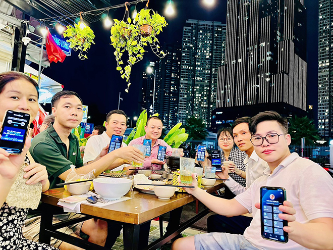 Cộng đồng sử dụng ứng dụng LocaMeet tại quán ăn kết hợp LocaBiz, vừa đem lại gắn kết cho cộng đồng, vừa đem lại doanh thu cho doanh nghiệp.