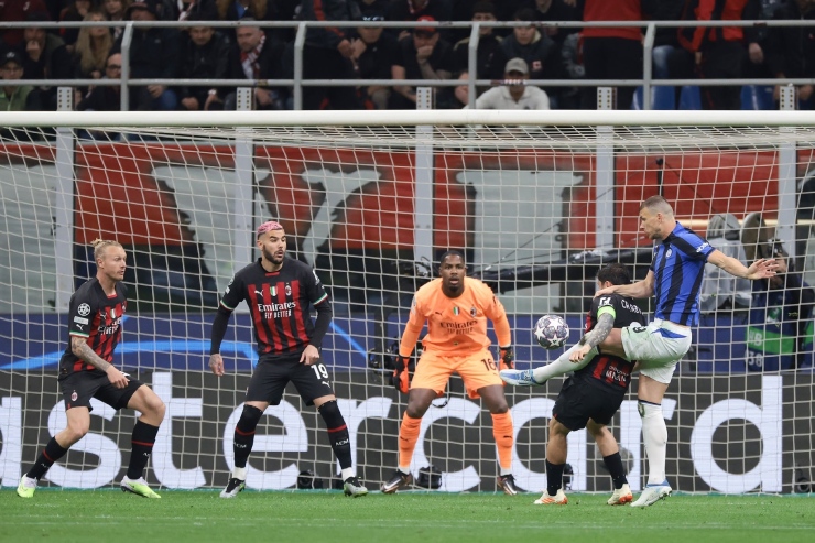 Ngay phút thứ 8 trận bán kết lượt đi Champions League, Edin Dzeko đã mở tỷ số cho Inter Milan bằng pha dứt điểm một chạm tung lưới AC Milan