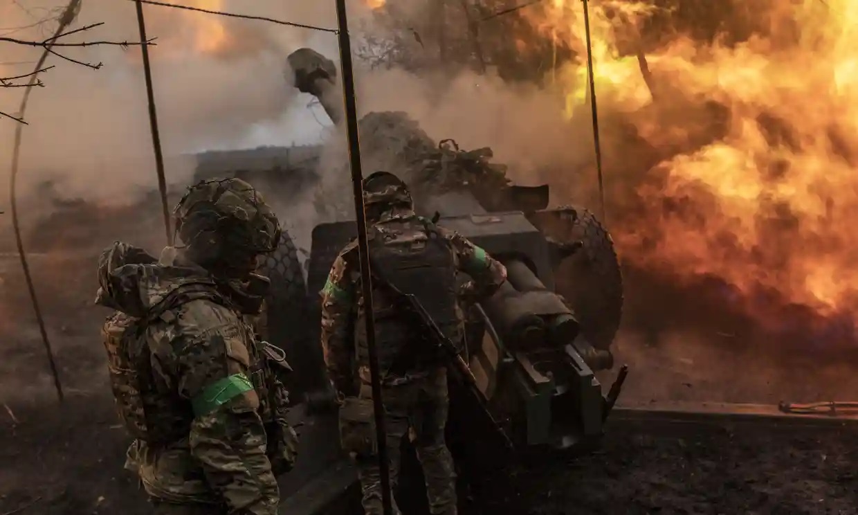 Binh sĩ Ukraine nã pháo ở Bakhmut (ảnh: AP)