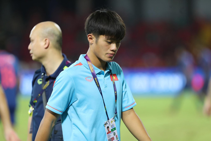 Quốc Việt buồn bã vì chấn thương không thể thi đấu đến hết SEA Games
