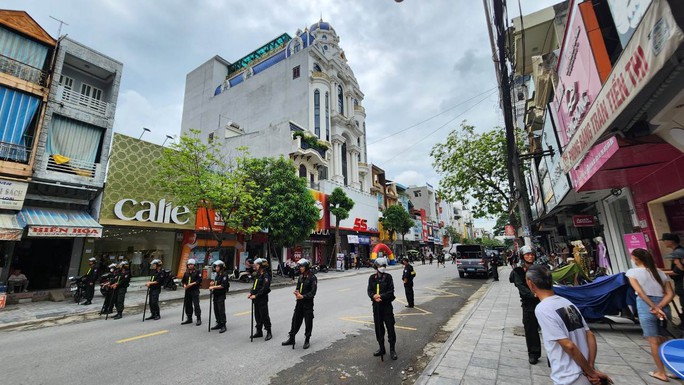 Lực lượng công an tổ chức ngăn các phương tiện qua lại trước cửa số nhà 173 phố Lê Hoàn. (Nguồn: NLĐ)