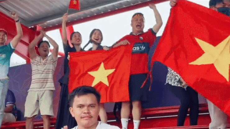 Hòa Minzy cổ vũ SEA Games, lên tiếng việc &#34;xem bóng đá bỏ về nửa chừng&#34; - 1