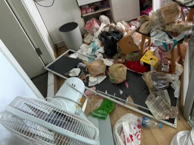 Bạn trẻ - Cuộc sống - Gái xinh thuê chung cư cao cấp nhưng nợ tiền, chủ nhà mở cửa thấy toàn rác thì biện minh: "Bận phẫu thuật ngực"