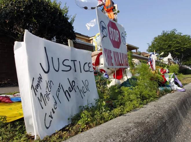 Người dân tưởng niệm Trayvon Martin, thiếu niên da màu bị bảo vệ khu dân cư George Zimmerman hiểu nhầm và bắn chết ở Sanford, Florida hồi năm 2012