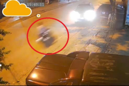 Clip: Xe máy phóng nhanh tông ô tô lao sang đường ngược chiều, tài xế ngã gục
