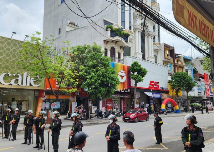 Cảnh sát phong tỏa tuyến đường trước nhà Tuấn "thần đèn", một đại ca giang hồ khét tiếng xứ Thanh vào sáng 11-5