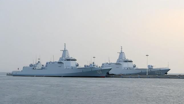 Hai tàu khu trục Nanchang và Lhasa ở Thanh Đảo ngày 20/4. (Ảnh: Reuters)