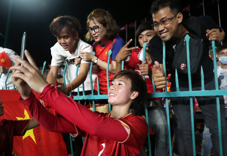 Thoải mái selfie, chụp ảnh ăn mừng cùng khán giả