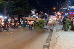 Tin tức trong ngày - Video: Nam thanh niên tử vong sau cú ngã vào bánh xe tải