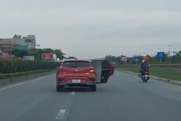 Ô tô - Clip: Hết hồn ô tô mở hẳn một bên cửa di chuyển trên đường